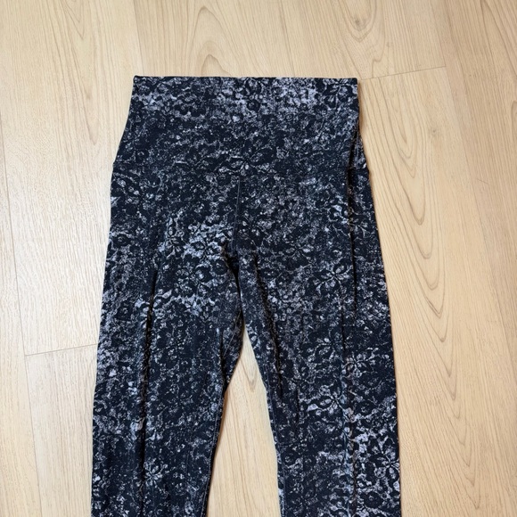 Lululemon Black and White Align Leggings - Picture 6 of 8